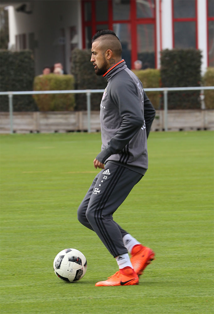 Arturo Vidal signs for Barcelona