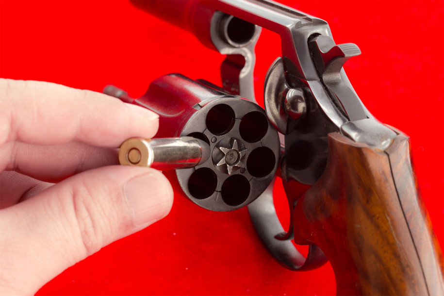  how to play Russian roulette, Russian roulette, the chance of dying playing Russian roulette, chance of dying, loaded pistol, Russian roulette game, gamingzion.com, online gambling, online betting, play poker, online poker, black jack, casino